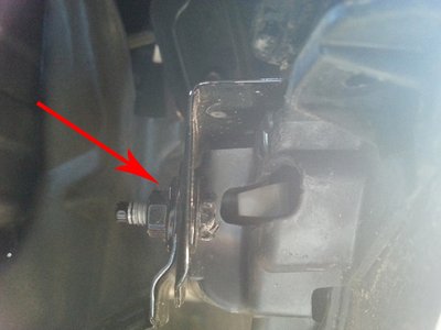 2 vis ou écrous à retirer dans cette zone.jpg