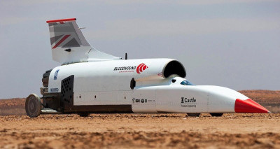 1200-L-1200-km-h-au-volant-d-une-voiture-fuse-bloodhound-recherche-son-pilote-et-plusieurs-millions-d-euros.jpg